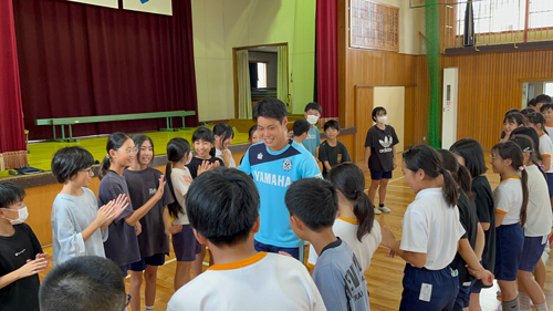 松本昌也選手小学校を訪問